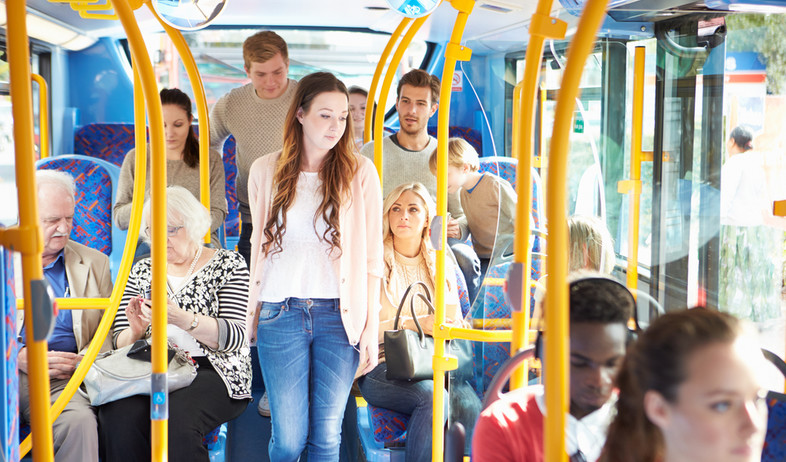 אנשים נוסעים באוטובוס (צילום:  Monkey Business Images, shutterstock)