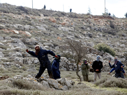 מתנחלים מתפרעים (ארכיון) (צילום: רויטרס, חדשות)