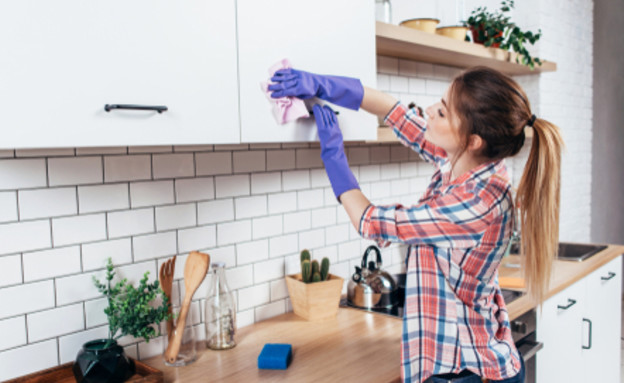 אישה מנקה את המטבח (צילום: Undrey, Shutterstock)