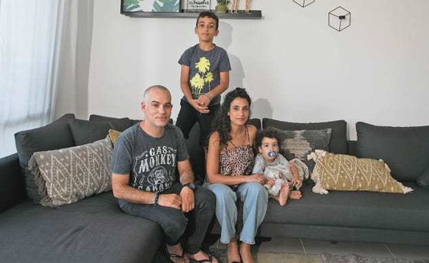 ברק קלמנוביץ' ומשפחתו. לא מוכנים לוותר על איכות החיים במרכז הארץ (צילום: עופר וקנין, TheMarker)