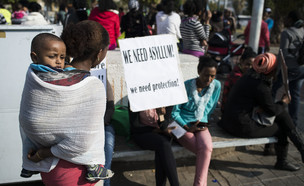 מבקשת מקלט אפריקאית בהפגנה בתל אביב (2014) (צילום: איליה יפימוביץ', getty images)
