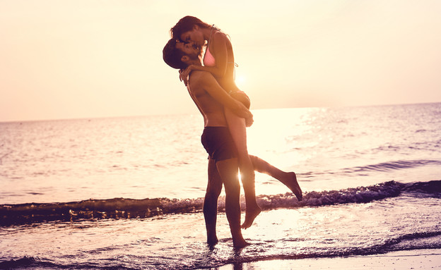 זוג מאוהב בחוף (צילום: DisobeyArt, shutterstock)