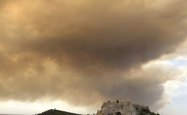שרפות ענק ביוון (צילום: Theodora Tongas, AP)