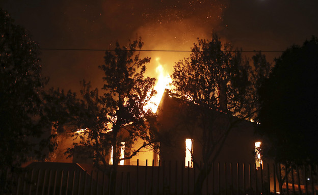 שרפות ענק ביוון (צילום: Thanassis Stavrakis, AP)