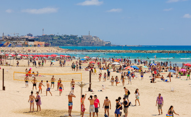מתרחצים בחוף בתל אביב (צילום:  RnDmS, shutterstock)