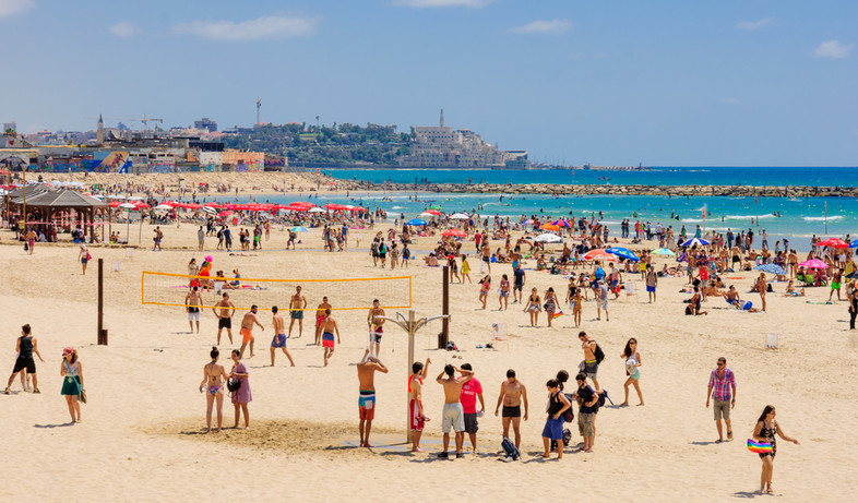 מתרחצים בחוף בתל אביב (צילום:  RnDmS, shutterstock)