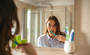 אישה מצחצחת שיניים (צילום: By Dafna A.meron, shutterstock)