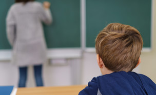 ילד מסתכל על מורה רושמת על לוח (צילום: By Dafna A.meron)