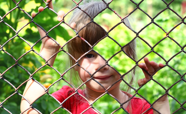 ילדה מול גדר (עיבוד "חלקים חסרים") (צילום: By Dafna A.meron)
