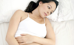 אישה בהיריון מחזיקה את הבטן (אילוסטרציה: By Dafna A.meron, shutterstock)