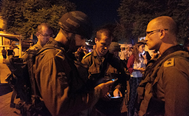 אלוף פיקוד מרכז ומח"ט בנימין בזירת הפיגוע (צילום: דובר צה"ל‎, חדשות)