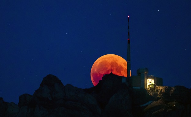 הירח מאחורי הר סנטיס, לוצרן - שוויץ (צילום: AP, חדשות)