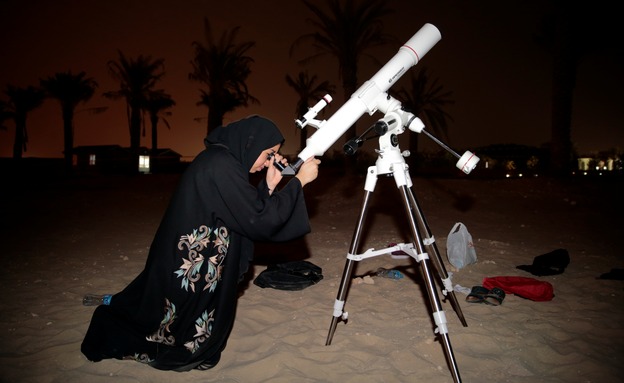 אישה צופה בליקוי הירח, סמוך לאבו דאבי (צילום: רויטרס, חדשות)