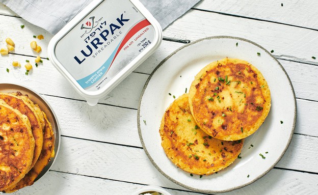 פנקייק תירס עם ממרח חמאה