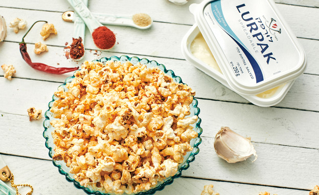 פופקורן מתובל עם ממרח חמאה