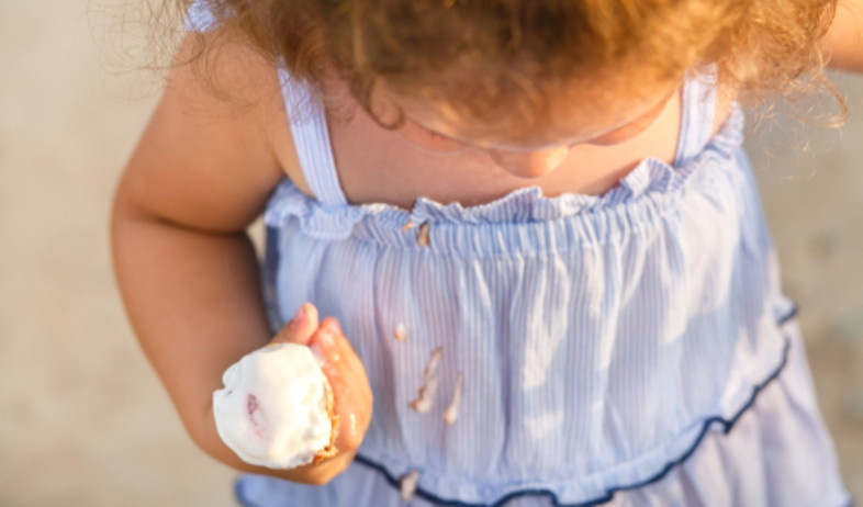 ילדה אוכלת גלידה (צילום: victoriyasmail, Shutterstock)