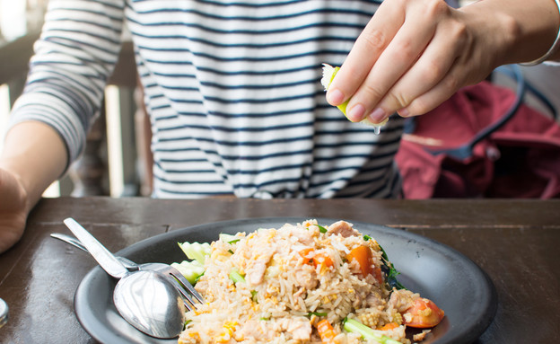 אוכלת צלחת אורז עם ירקות (צילום: Creative Family, shutterstock)