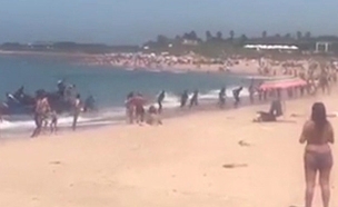 צפו במרדף עם השוטרים בין הרוחצים בחוף בספרד (צילום: twitter / diariocadiz, חדשות)