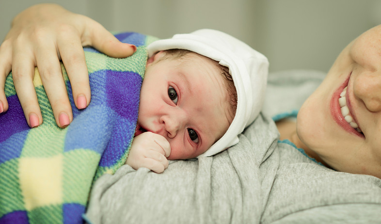 תינוק בזרועות אמו רגעים לאחר הלידה (אילוסטרציה: By Dafna A.meron, shutterstock)