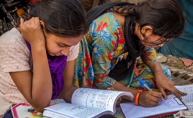 תלמידות בהודו (צילום: Sharad Raval, shutterstock)