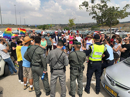 שוטרים בשיירת הרכבים, היום (צילום: חדשות)