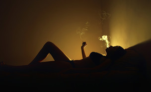 אישה מעשנת (צילום: shutterstock | By andrey_l)
