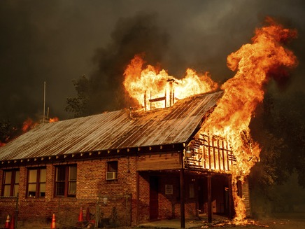 השרפה יצרה אקלים משלה (צילום: AP, חדשות)