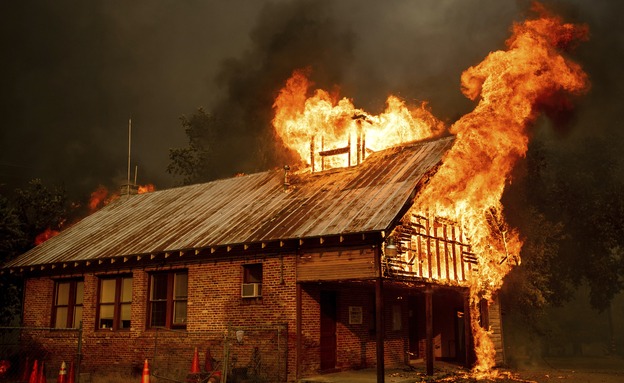 השרפה יצרה אקלים משלה (צילום: AP, חדשות)