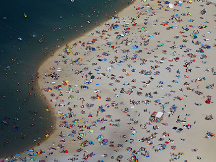 החופים מתמלאים באנשים (צילום: SKY NEWS, חדשות)