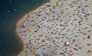 החופים מתמלאים באנשים (צילום: SKY NEWS, חדשות)