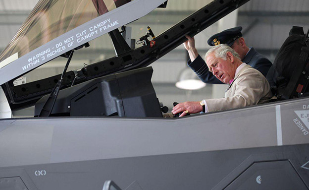הנסיך צ'ארלס בתא הטייס של ה F-35 (צילום: רויטרס, חדשות)