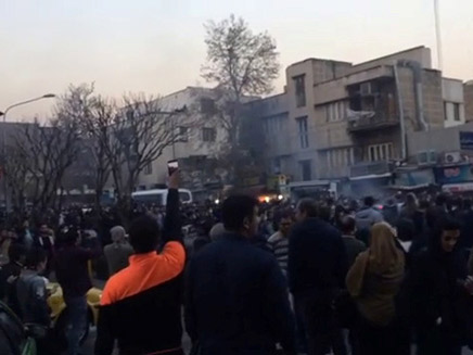 הפגנות נגד המשטר עקב המצב הכלכלי באירן (צילום: רויטרס, חדשות)