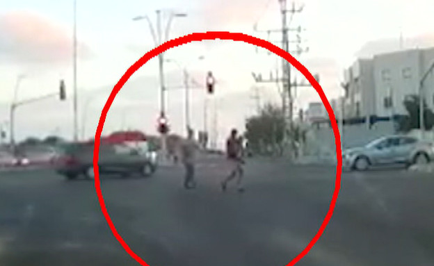 תיעוד: ילד עף מרכב באמצע כביש סואן (צילום: מתוך "חדשות הבוקר" , קשת12)