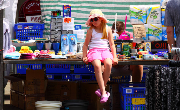 ילדה יושבת על דוכן בשוק בלידס (צילום: By Dafna A.meron, shutterstock)
