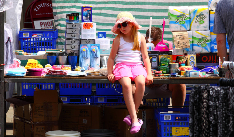 ילדה יושבת על דוכן בשוק בלידס (צילום: By Dafna A.meron, shutterstock)