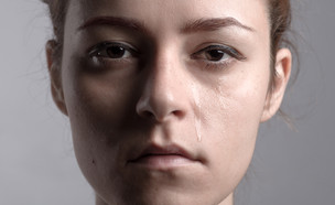 אישה בוכה (צילום:  mrkornflakes, shutterstock)