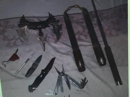 כלי תקיפה שנתפסו אצל הקטין שנעצר (צילום: דוברות המשטרה, חדשות)