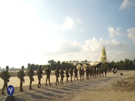 חיילים בקורס צניחה (ארכיון) (צילום: באדיבות ארכיון משרד הביטחון, חדשות)
