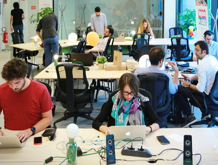 עובדים במשרד (צילום: MikeDotta / Shutterstock)