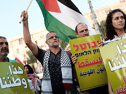 דגל פלסטין בכיכר רבין (צילום: פלאש 90 / תומר ניוברג, חדשות)