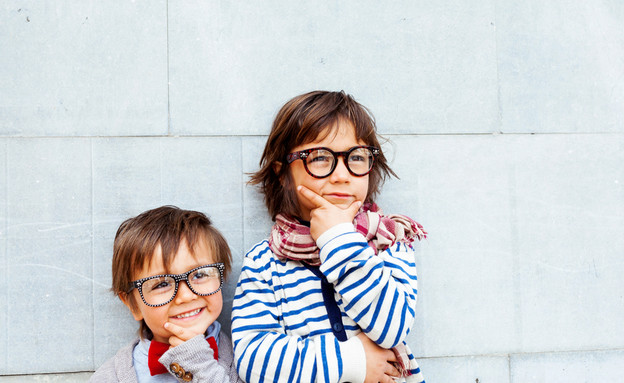 ילדים עם משקפיים (צילום: shutterstock By valbar)