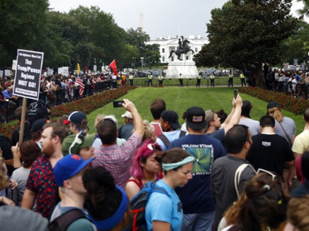 מאות פעילי שמאל מול עשרות ימנים (צילום: AP, חדשות)