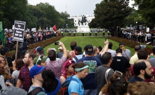 מאות פעילי שמאל מול עשרות ימנים (צילום: AP, חדשות)