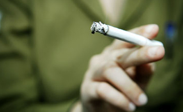 עישון, חייל מעשן סיגריה (צילום: דובר צה''ל)