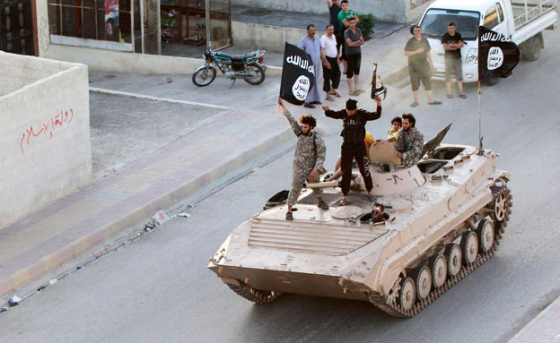 ממשיכים להטיל אימה. מצעד דאע"ש ב-2014 (צילום: רויטרס, חדשות)