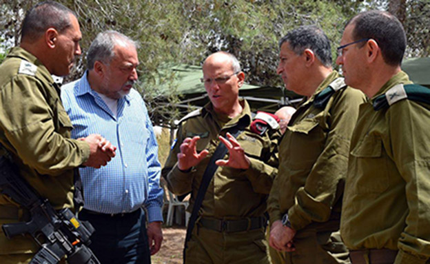 ליברמן בסיור בעוטף. ארכיון (צילום: אריאל חרמוני, משרד הביטחון, חדשות)