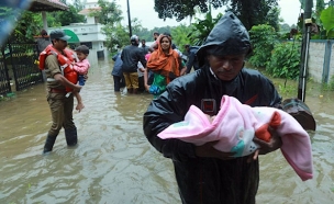 הודו: "ההצפה הקשה במאה האחרונה" (צילום: Sky News, חדשות)