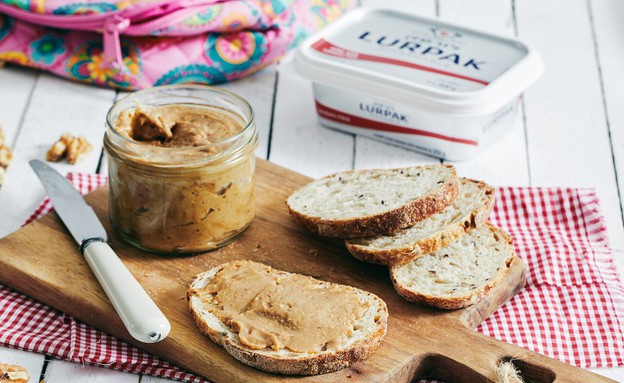 לחם וממרח אגוזים