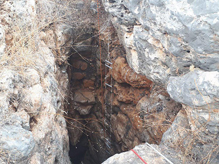 המערה ליד קרני שומרון (צילום: כב