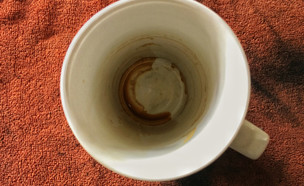 כוס מלוכלכת (צילום: Attapon Thana, Shutterstock)